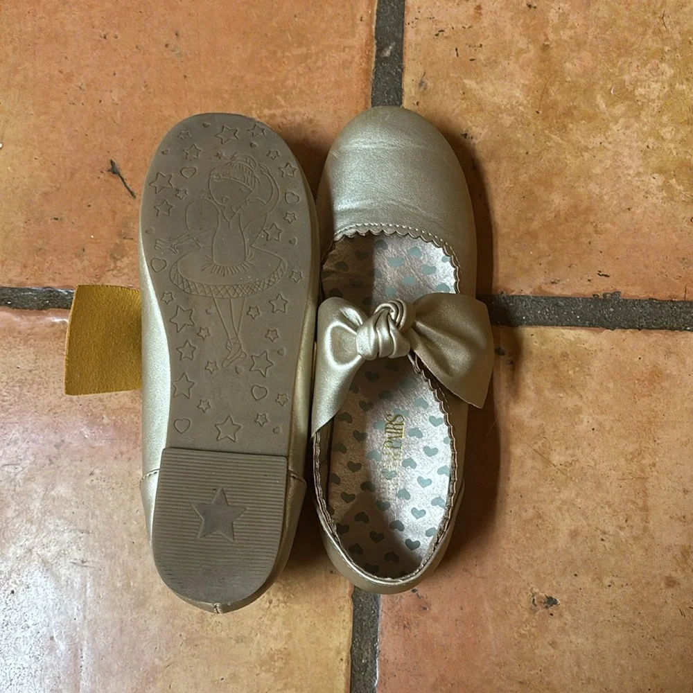Gold Dream Paris girls size two flats - Picture 4 of 4